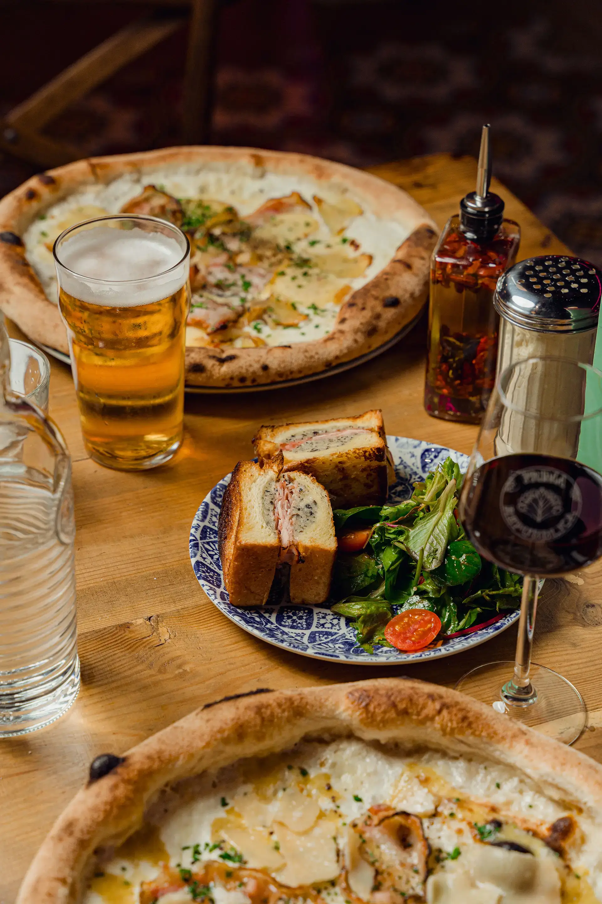 Photo d'une table garnie de plats