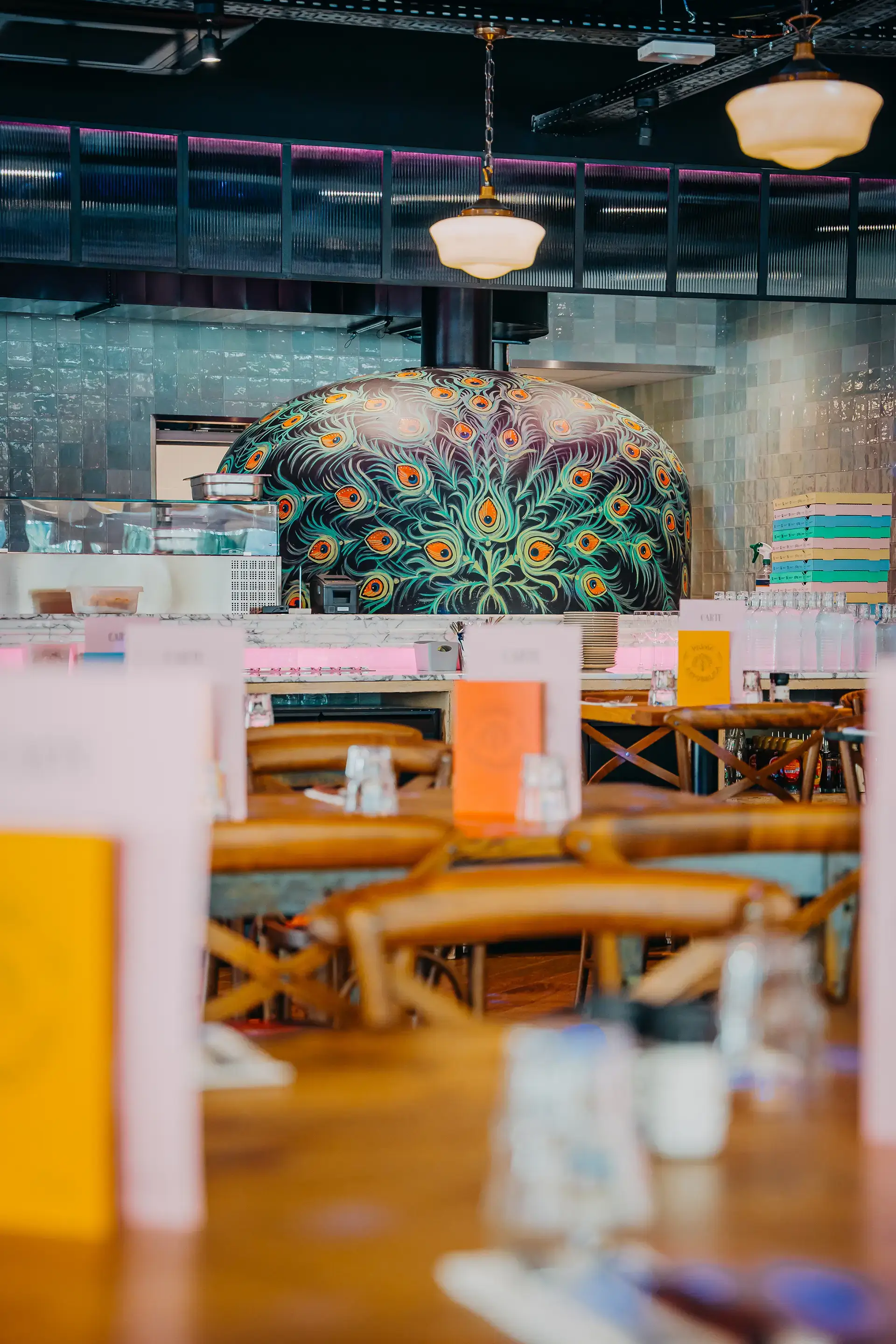 Close-Up sur les tables intérieures et vue du joli four à pizza décoré